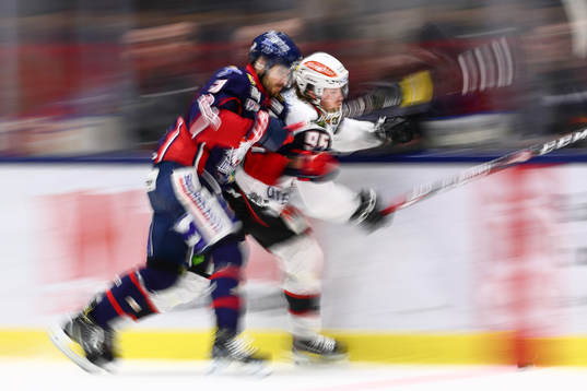 Linköpings Almen Bibic och Malmö Redhawks Carl Persson
