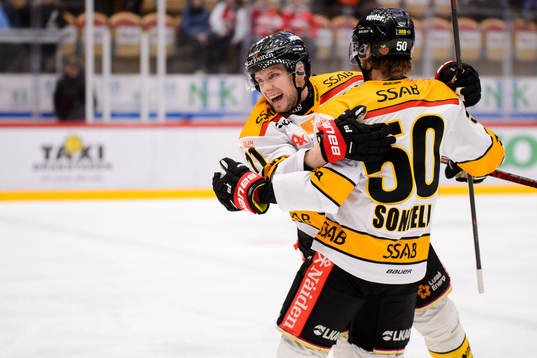 Luleås Petter Emanuelsson och Daniel Sondell jublar