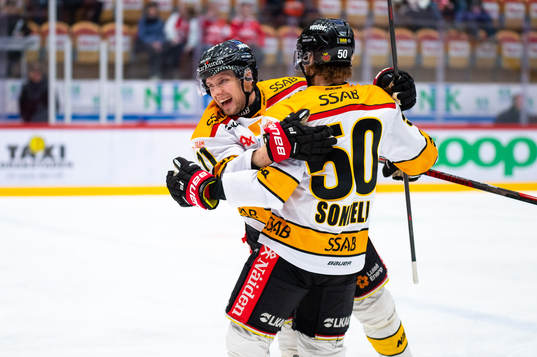 Luleås Petter Emanuelsson och Daniel Sondell jublar