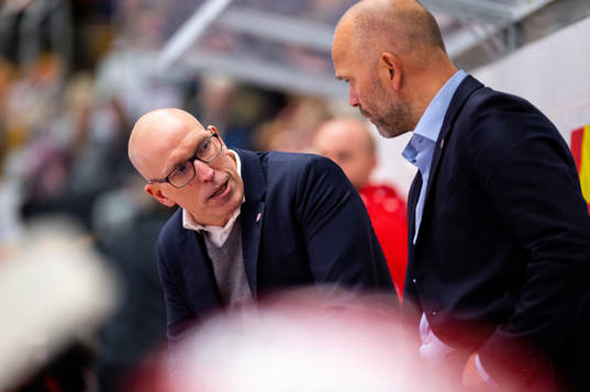 Timrås tränare Fredrik Andersson diskuterar ned