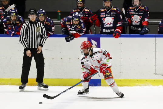 Modos Kaitlyn Tougas framför Linköpings spelare