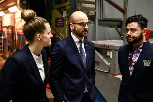 Modos tränare Björn Edlund pratar med tränare Madeleine Östling och assisterande tränare Jay Hasson