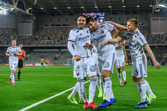  Djurgårdens Dzenis Kozica och Astrit Ajdarevic jublar efter 3-2