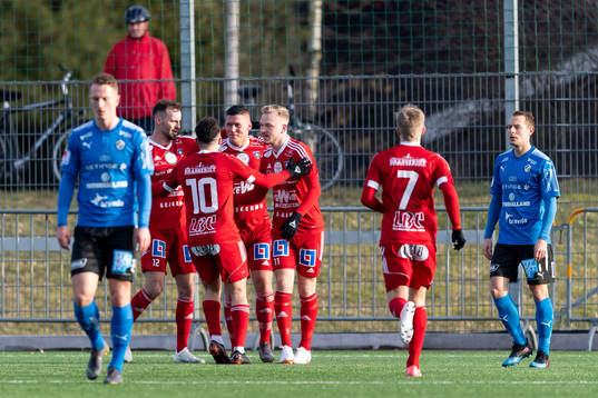 Karlstads spelare jublar efter att Victor Edvardsen gjort 1-1