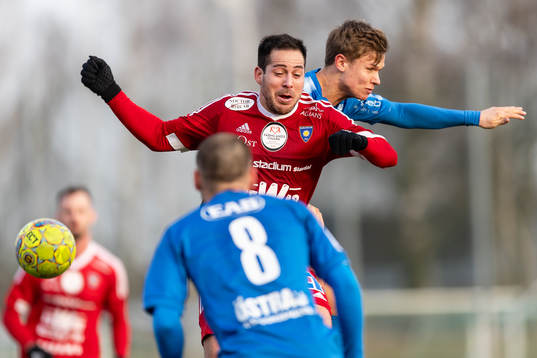 Karlstads Bastian Rojas Diaz och Halmstads Oscar Petersson