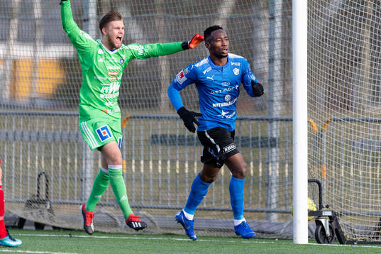 Halmstads Sadat Karim jublar efter 1-0 och Karlstads målvakt Oscar Jonsson reagerar