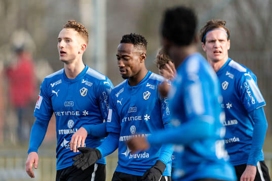 Halmstads spelare jublar efter att Sadat Karim (mitten) gjort 1-0