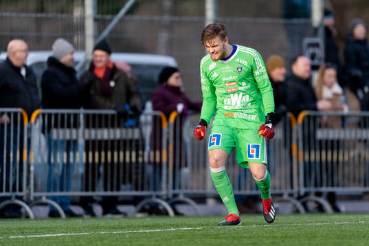 Karlstads målvakt Oscar Jonsson reagerar
