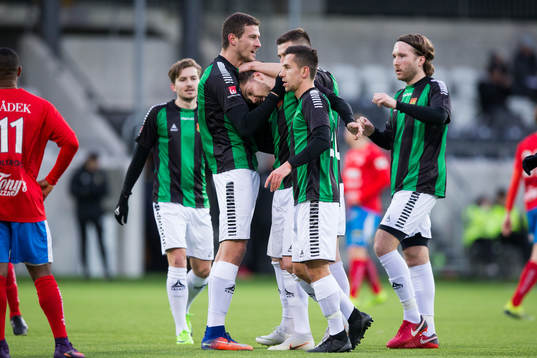 GAIS Karl Bohm jublar med lagkamrater efter 1-0