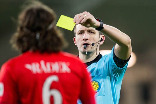 Domare Nermin Cisic ger Nyköpings Enis Ahmetovic en varning