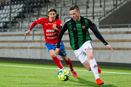 GAIS Aiden Harvey före Nyköpings Enis Ahmetovic