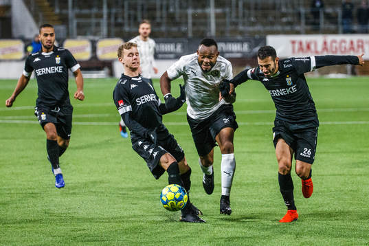 Örebros Michael Junior Omoh i en kamp mot IFK Göteborgs