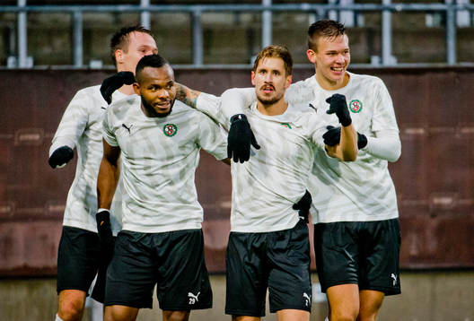 Örebros Daniel Björnkvist gör 3-1 och jublar med Michael Junior Omoh