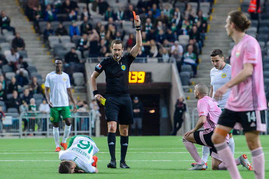 Dalkurds Rawez Lawan får rött kort