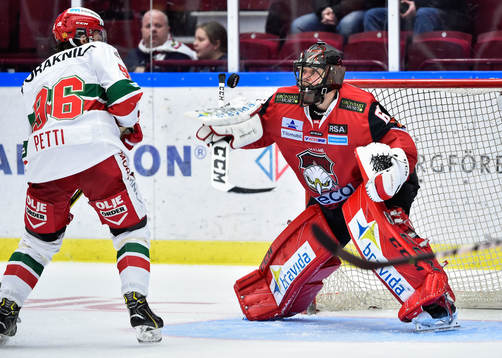Moras Niki Petti och Malmö Redhawks målvakt Oscar