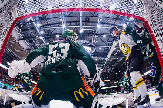 Färjestads målvakt Markus Svensson och Mikael Wikstrand