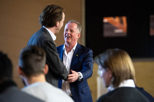 Nye ordföranden Robert Falck gratuleras av före detta ordförande Eric Ljunggren