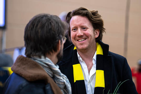 Eric Ljunggren (h) samtalar med Niklas Strömstedt