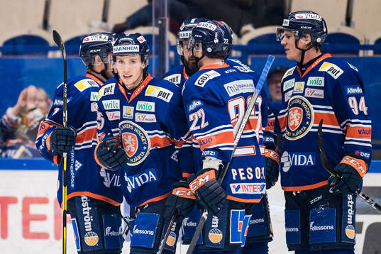 Växjös Dominik Bokk jublar med lagkamrater