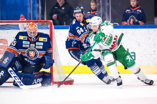 Rögles Trevor Mingoia  oroar framför Växjös målvakt