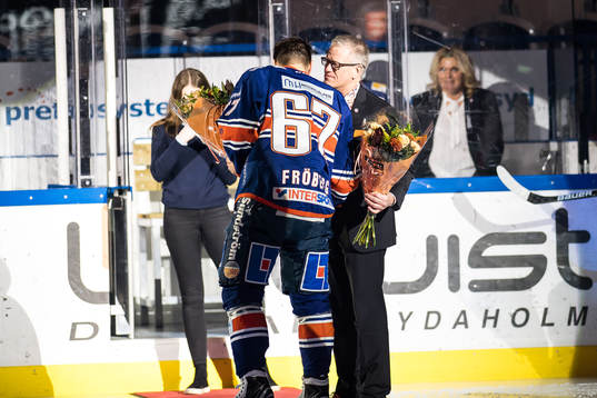 Växjös Linus Fröberg tar emot blommor