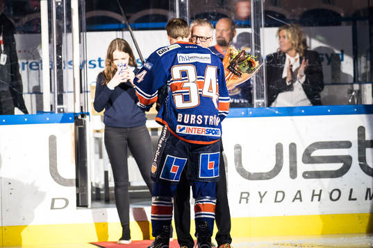 Växjös Niclas Burström  tar emot blommor