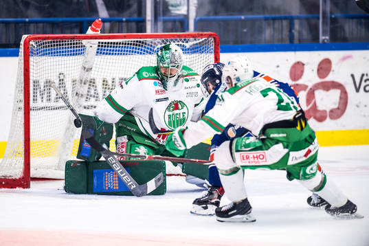 Växjös Liam Reddox  oroar framför Rögles målvakt Ville