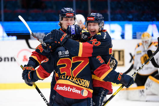 Djurgårdens Marcus Davidsson  jublar med Jesper Pettersson