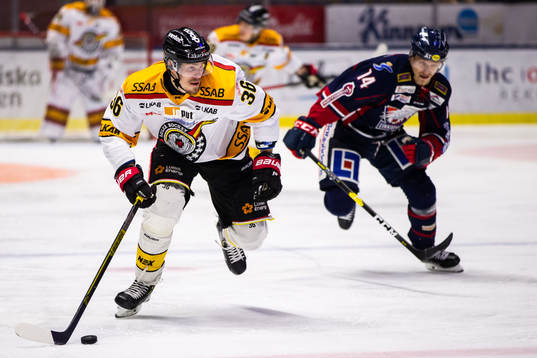 Luleås Emil Larsson och Linköpings Kristoffer Gunnarsson