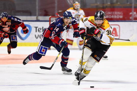 Luleås Emil Larsson jagas av Linköpings Kristoffer