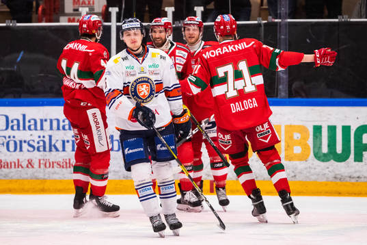 Moras Andrew Rowe jublar med lagkamrater