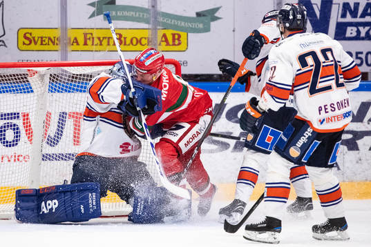 Moras Robin Johansson och Växjös målvakt Viktor Andrén