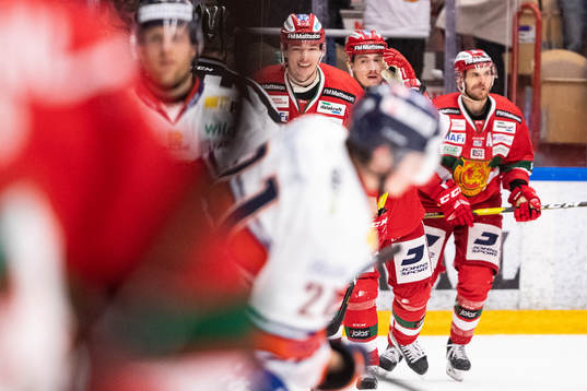 Moras Marek Daloga jublar framför Robin Johansson