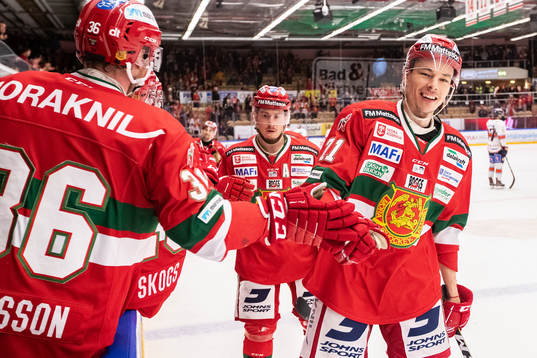 Moras Marek Daloga jublar framför Robin Johansson