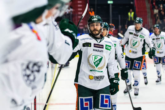Färjestads Jesse Virtanen jublar med lagkamrater