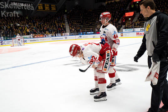 Timrås Emil Berglund  utgår skadad