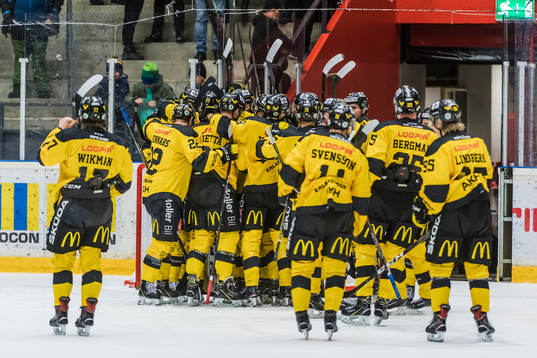 Västerås spelare jublar