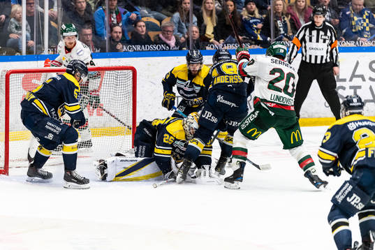s Joakim Andersson, Markus Lauridsen och målvakt Felix