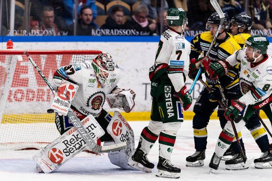 Frölundas målvakt Johan Gustafsson räddar skott bakom