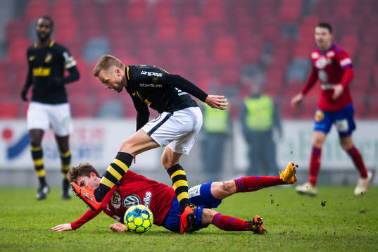 s Sebastian Larsson och Östers Carl Johansson i kamp om