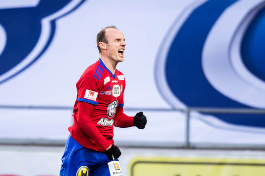 Östers Dragan Kapcevic jublar efter 1-1 målet