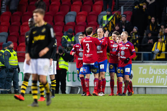 Östers Dragan Kapcevic jublar efter att han gjort 2-1