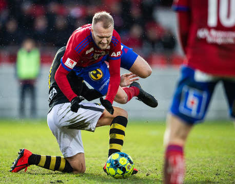s Sebastian Larsson i kamp om bollen