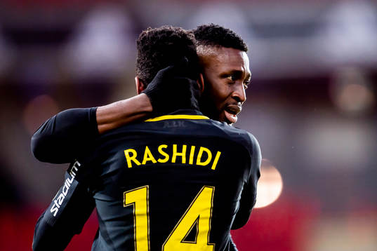 s Chinedu Ogbuke Obasi och Heradi Rashidi jublar