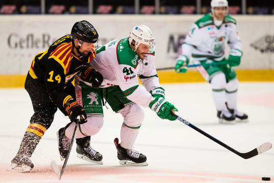 Brynäs Johan Alcén i kamp om pucken med Rögles Daniel