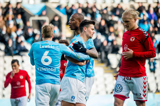 Malmö FFs Marcus Antonsson jublar efter 2-1 på straff tillsammans med Oscar Lewicki och Carlos Strandberg