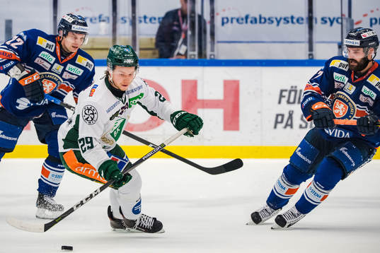 Färjestads Oskar Steen och Växjös Janne Pesonen och