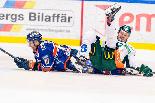 Färjestads Theodor Lennström faller över Växjös Kris