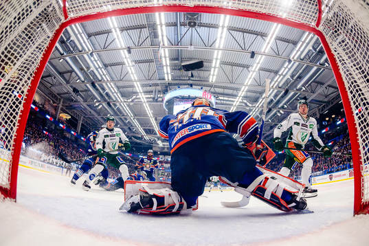 Färjestads Jesper Olofsson gör mål 0-2 bakom Växjös