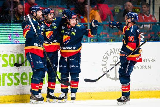 Djurgårdens Jason Garrison (m) jublar med Dick Axelsson,